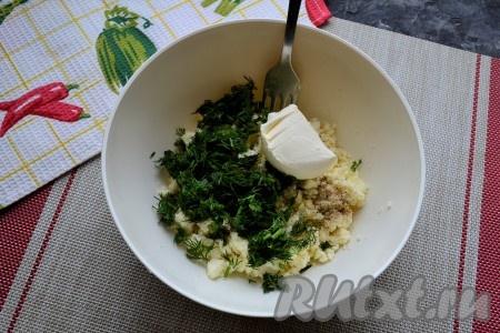 К раскрошенной брынзе добавить измельчённый укроп, плавленный сыр и немного чёрного молотого перца, хорошо перемешать и начинка для блинов готова.