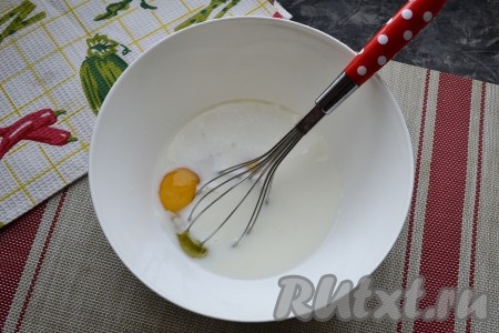 К молоку комнатной температуры добавить соль, сахар, вбить яйца.