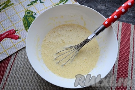 Венчиком замесить блинное тесто, оно должно быть достаточно жидким.