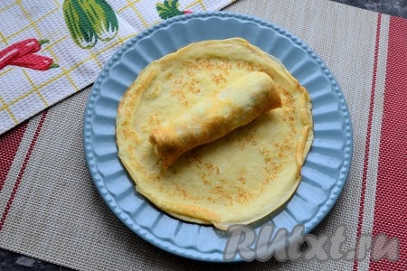 Сворачивать блины трубочкой, подогнув края слева и справа вовнутрь.
