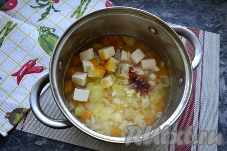 Когда овощи сварятся, добавить в кастрюлю обжаренный лук и плавленный сыр, нарезанный кубиками (или натёртый на тёрке), всыпать специи (я всыпала 1/4 чайной ложки куркумы и 0,5 чайной ложки молотой паприки), измельчённый чеснок и немного чёрного молотого перца.