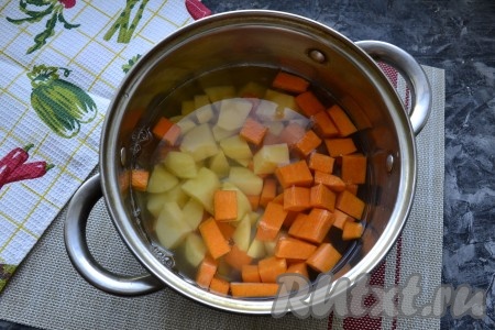 Влить в кастрюлю с овощами 750 миллилитров холодной воды и поставить на огонь. Довести воду с овощами до кипения, посолить и варить под прикрытой крышкой 30 минут на медленном огне.