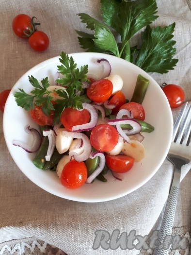 Салат из стручковой фасоли, помидоров и сыра