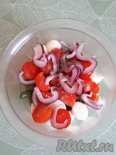 Салат по вкусу посолить, поперчить и перемешать.
