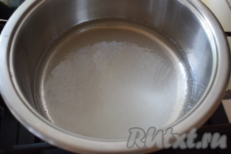 В кастрюлю с толстыми стенками наливаем 250 мл воды, добавляем 160 грамм сахара и варим сироп до закипания.
