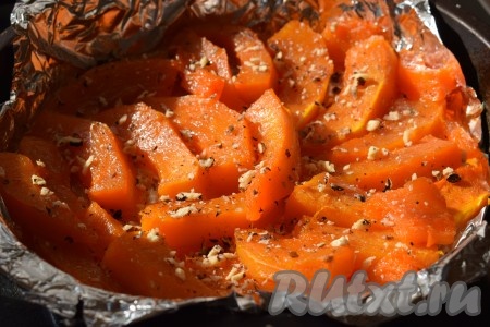 Тыкву в сахарном сиропе сверху посыпаем измельчёнными и слегка подсушенными на сухой сковороде орешками (орехи могут быть любыми, а можно обойтись и без них).
