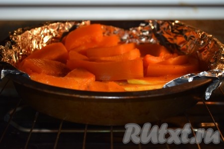 Подготовленную тыкву отправляем в разогретую духовку и запекаем при температуре 180 градусов, примерно, 30 минут.
