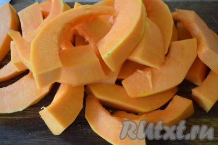 Затем каждую дольку разрежем пополам (или на 3, примерно, равных кусочка).
