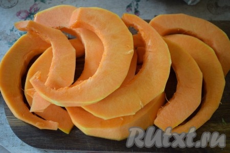 Далее нарежем четвертинки на дольки шириной, примерно, 2 сантиметра. Очистим дольки от кожицы (у нас должно получиться 800 грамм очищенной тыквы).