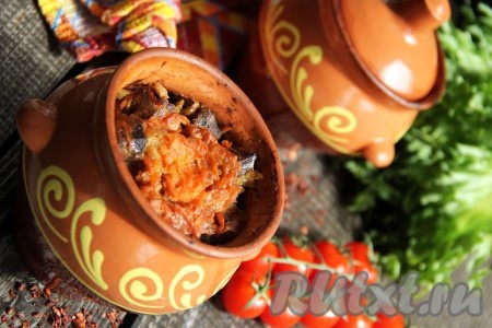 Очень вкусные, сытные пельмени, приготовленные в горшочках с печенью по-амурски, подать к столу в горячем виде.
