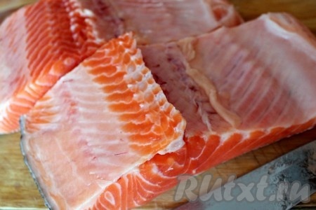 Кусок форели разрезать на 2 части, т.е. примерно по 0,5 кг.