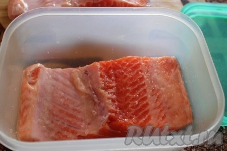 При желании кости можно убрать, но мне это проще сделать из засоленной рыбы. Куски со всех сторон обмазать алкогольно-соленой смесью и поместить в контейнер. 