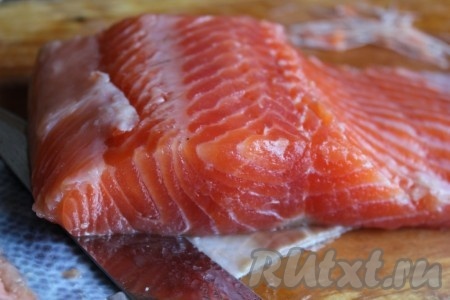 С готовой слабосолёной форели перед употреблением срезать кожу и удалить кости.
