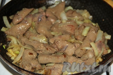 Обжарить печень с луком на среднем огне, помешивая время от времени, в течение 7 минут. За это время печёнка должна полностью приготовиться (при прокалывании из печени должен выделяться прозрачный сок, в нём не должно быть примесей крови).
