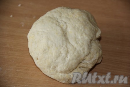 В смесь муки и яйца добавить размятый картофель и остывший картофельный отвар (можно заменить на воду). Замесить нежное и эластичное тесто, не липнущее к рукам. Поместить тесто в пакет и оставить при комнатной температуре на 1 час. По прошествии времени тесто будет готово к лепке вареников, работать с ним одно удовольствие. Начинки могут быть разными. Я решила сделать вареники с печенью.
