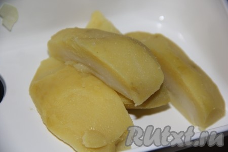 Картофель очистить, залить водой, отварить в течение 20-25 минут (до готовности). Размять толкушкой (или пропустить через мясорубку) 75 грамм варёной картошки, дать остыть.
