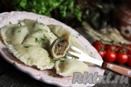 Аппетитные, сытные вареники с печенью достать шумовкой из кастрюли, разложить по тарелкам и подать к столу в горячем виде. Вареники из картофельного теста, замешанного по этому рецепту, получаются очень вкусными, нежными, а уж какую начинку выбрать (творог, картошку, печёнку или любую другую) - выбирайте сами.
