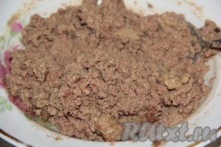 Обжаренную печень с луком слегка остудить и пропустить через мясорубку. Посолить печёночную массу по вкусу и перемешать.
