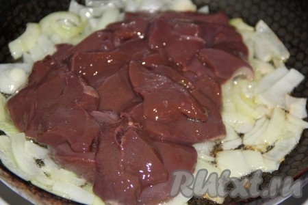 Для приготовления печёночной начинки нужно разогреть в сковороде масло, выложить очищенную и мелко нарезанную луковицу, обжарить, иногда помешивая, до золотистого цвета на среднем огне. Вымыть печень, нарезать на небольшие кусочки и добавить в сковороду.
