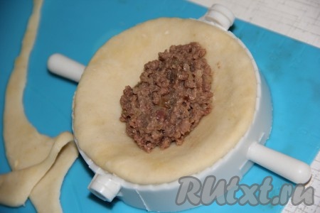 На середину каждого кружка выложить немного печёночной начинки, скрепив края теста, сформировать вареники любой формы.
