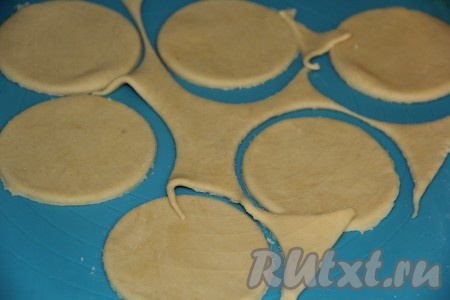Картофельное тесто раскатать скалкой в тонкий пласт и вырезать из него кружочки с помощью стакана.
