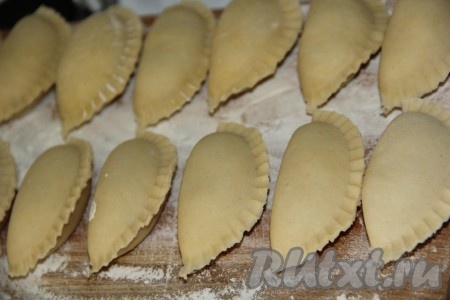 Я сделала вареники при помощи формочки для лепки.
