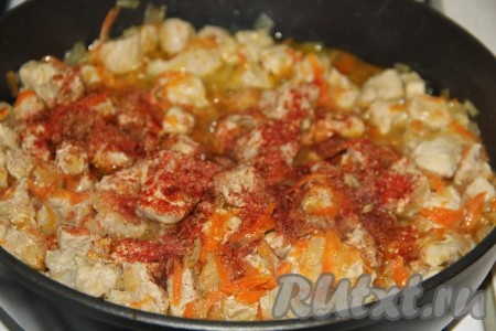 Перемешать кусочки свинины с овощами, добавить соль и специи по вкусу. Я не добавляла воду, если мясо сухое, то можно добавить немного воды для тушения.