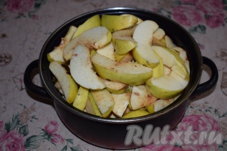 Из вымытой айвы удалим сердцевинки и порченые места. Нарежем айву на дольки.
