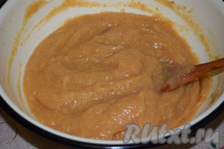 Далее снова отправляем повидло на небольшой огонь и варим до закипания (около 5 минут). Если вы готовите повидло из айвы для пирожков или пирогов, то на этом этапе мы получаем вкусное, насыщенное повидло, которое перекладываем в баночку (или десертную вазочку) и используем по назначению.