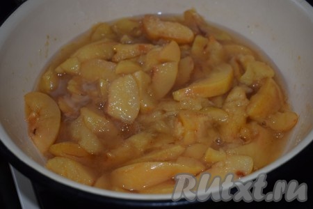 Добавляем к размягчённой айве сахар, перемешиваем, провариваем пару минут (до полного растворения сахара).