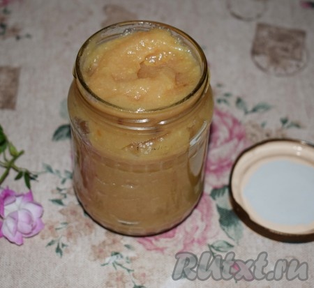 Если же готовим повидло из айвы на зиму, то кипящее повидло раскладываем по стерильным баночкам и закрываем стерильными винтовыми крышками (или при помощи закаточного ключа). Переворачиваем банки вверх дном и даём повидлу остыть, укутывать его не нужно. Выход по данному рецепту 1 баночка объёмом 0,75-литра и, примерно, 0,2-литра на пробу. Наше нежнейшее айвовое повидло готово.