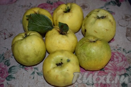 Для приготовления повидла из айвы возьмём плоды и вымоем их, удаляя пушистый налёт.
