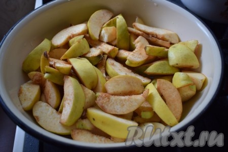 В миску (или кастрюлю), в которой будем&nbsp;варить повидло, наливаем воду, доводим её на сильном огне до кипения. Отправляем в миску подготовленные дольки айвы.
