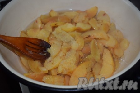 Айва должна размягчиться (дольки при надавливании должны податливо разминаться).
