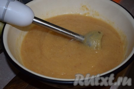 Далее снимаем миску с айвой с огня, немного охлаждаем, а после этого взбиваем айвовую массу погружным блендером, превращая в однородное пюре.
