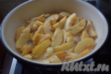 Доводим до кипения, уменьшаем огонь до минимума и варим айву 25-30 минут, периодически помешивая.
