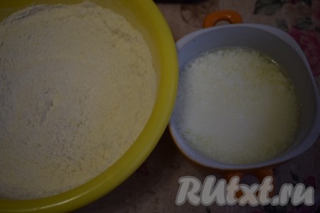 Кефир подогреем в микроволновой печи в течение 30 секунд. Кефир должен быть комнатной температуры. Вливаем растительное масло в кефир, пеермешиваем.