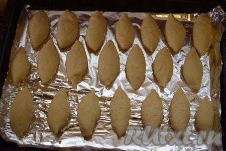 Переворачиваем пирожок с повидлом швом вниз и выкладываем на противень, застеленный фольгой (или пергаментом). Аналогичным образом лепим все пирожочки.
