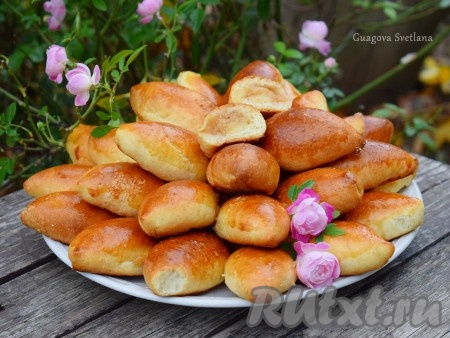 Даём пирожкам остыть, конечно, если ваши близкие смогут устоять и не начать их есть ещё горячими, и подаём их к чаю или кофе.
