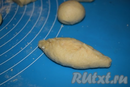 Далее лепим из каждой лепёшки с повидлом пирожок, скрепляя тесто над начинкой.
