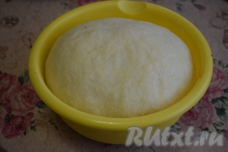 Накрываем миску плёнкой и оставляем на расстойку в тёплом месте без сквозняков, примерно, на 1,5 часа. По прошествии времени наше тесто отлично поднимется и увеличится в размерах более чем в 2 раза.
