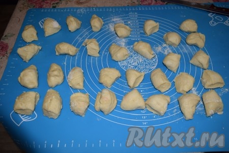 Разделяем тесто сначала на 4 части, а затем каждую часть делим ещё на 8, примерно, равных кусочков (в итоге у нас получится 32 маленьких симпатичных пирожочка).
