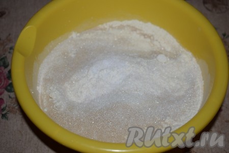 Замесим тесто, для этого в глубокой миске смешаем муку, сахар, соль, ванилин и сухие дрожжи.