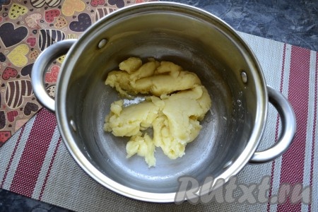 Поставить кастрюлю на огонь выше среднего, периодически перемешивая, довести молочно-масляную смесь до кипения (масло должно расплавиться полностью), уменьшить огонь. Всыпать в кипящую смесь сразу всю муку и, непрерывно перемешивая, готовить заварную массу 2-3 минуты. Масса получится однородной и достаточно густой, снять её с огня.