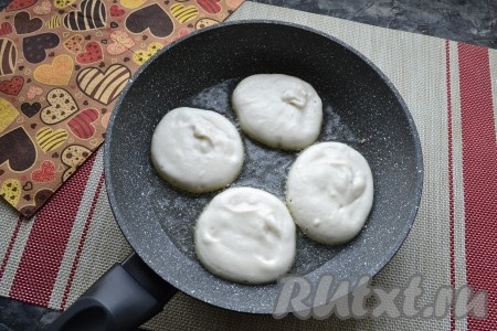 Разогреть в сковороде 3-4 столовых ложки растительного масла и выкладывать тесто ложкой в виде небольших оладий.
