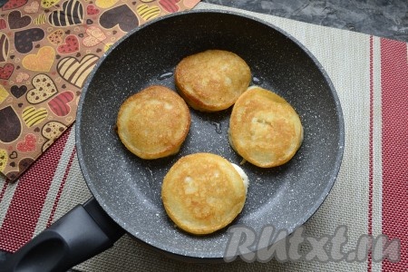 Жарить оладьи на небольшом огне по 3-4 минуты с каждой стороны. Переворачивать рисовые оладьи нужно осторожно, они очень нежные. Аналогично пожарить все оладушки из оставшегося теста.
