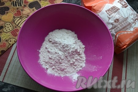 Рисовую муку насыпать в миску.