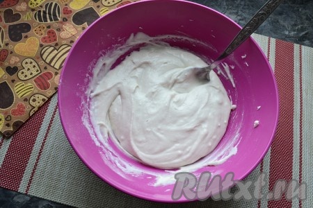 Замесить тесто, которое должно быть похоже на средней густоты сметану. Кефира может понадобиться больше или меньше, в зависимости от его консистенции.