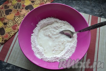 Влить кефир комнатной температуры.