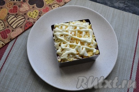 Варёное яйцо натереть на средней тёрке, выложить на свеклу, чуточку посолить, нанести майонез в виде полос или сетки.
